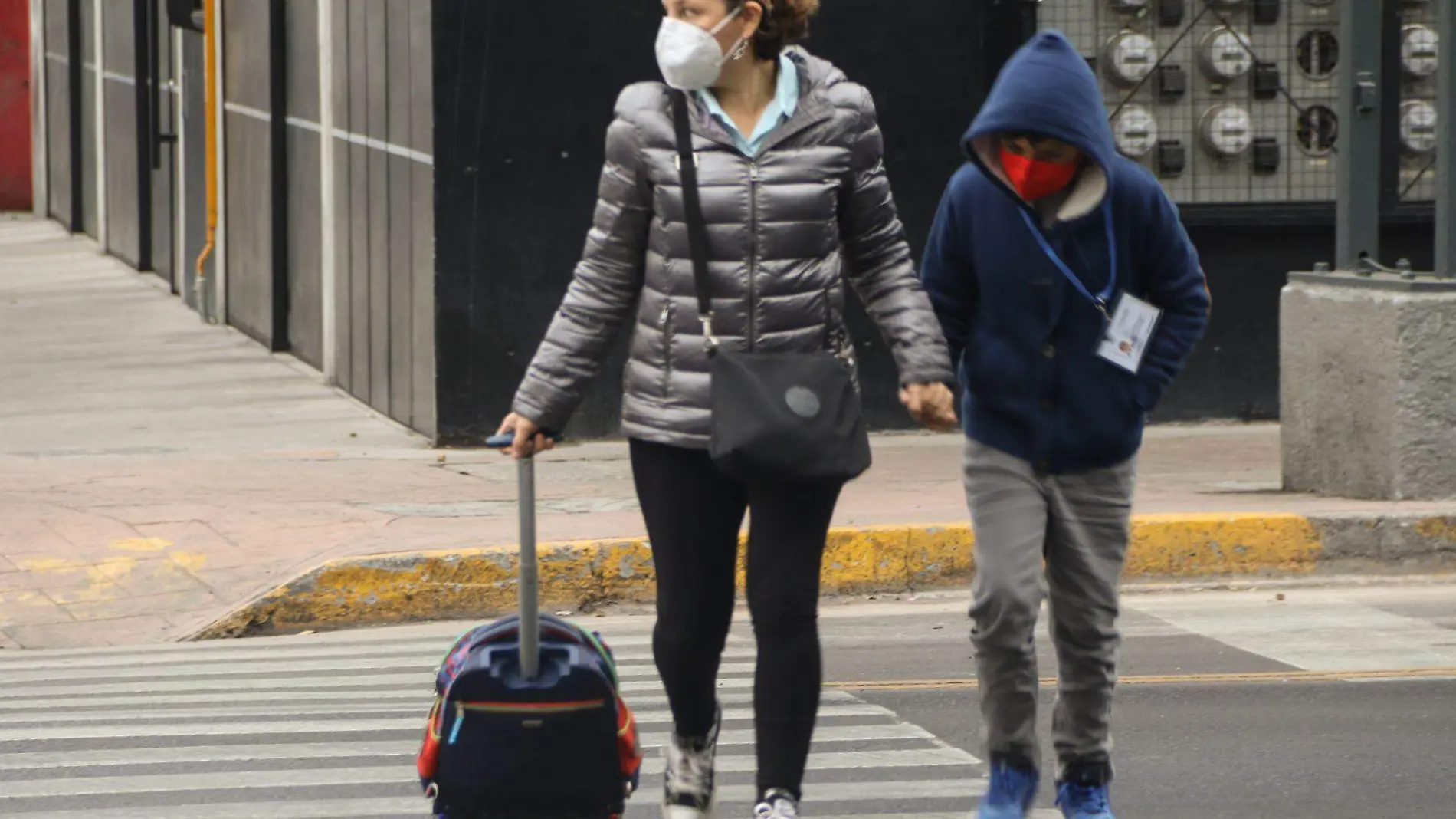 Bajas temperaturas, frío y estudiantes con chamarra